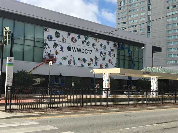 Apple begynner å dekorere McEnery Convention Center i forkant av WWDC 2017