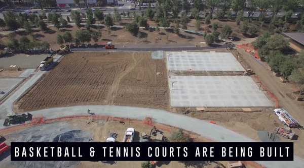 Apple Park Drone Tour muestra un lugar al aire libre para canchas de baloncesto y tenis