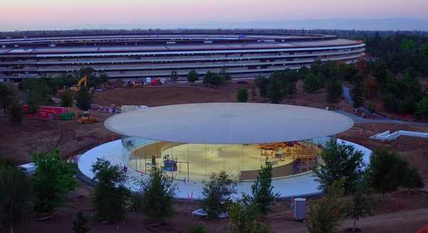 Filmele din apusul soarelui Apple Park prezintă intrarea la Teatrul Steve Jobs cu luminile din hol aprinse