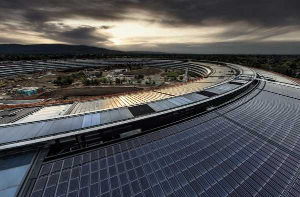 Scopri le vedute aeree mozzafiato dell'edificio Apple Park illuminato di notte