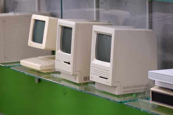 El desarrollador MacPaw lanza una exhibición en la oficina de Macs antiguos en Ucrania