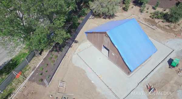 Les dernières images de drones montrent une grange historique prenant sa place à Apple Park