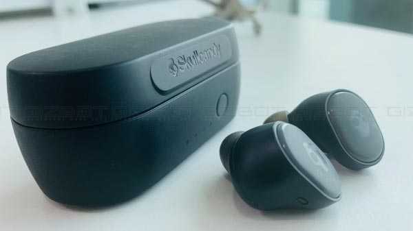 Les écouteurs sans fil Skullcandy Sesh testent un bon audio mais un design volumineux