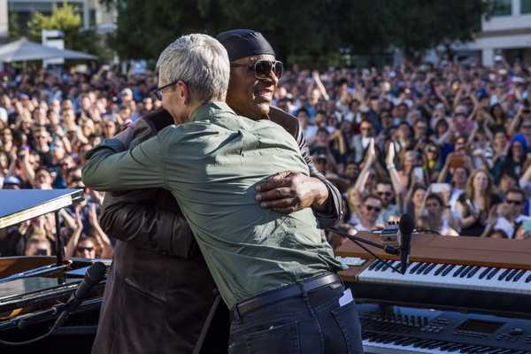 Stevie Wonder uppträdde i Apples huvudkontor för att fira den globala medvetenhetsdagen för tillgänglighet
