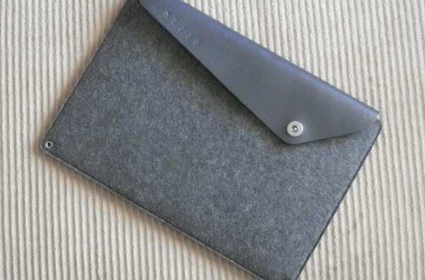 Das Mujjo Sleeve sieht edel aus und schützt Ihr Mac-Notebook auf Reisen