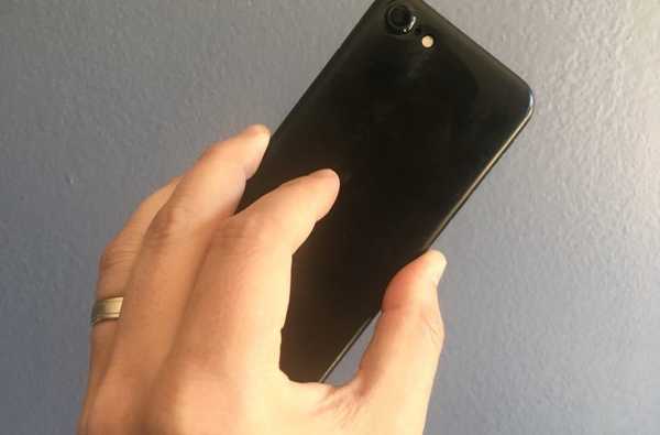 Această carcasă minimalistă devine iPhone-ul tău negru (sau jet alb)