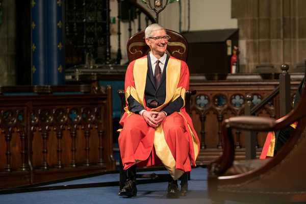 Video Tim Cook erhält Ehrendoktorwürde von der University of Glasgow, unterhält sich mit Studenten