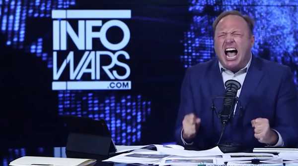 Apple scrolla quasi tutti gli spettacoli di Alex Jones su Infowars per discorsi di odio, altri ne seguono l'esempio