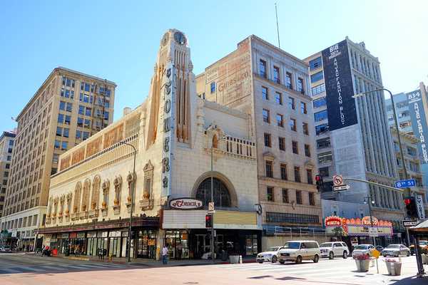 Apple untuk memperbarui Tower Theatre yang bersejarah di pusat kota LA & mengubahnya menjadi toko yang mencolok