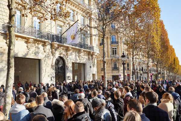 Toko baru Champs-Élysées Apple yang cantik dibuka kemarin di Paris, berikut adalah gambar-gambarnya