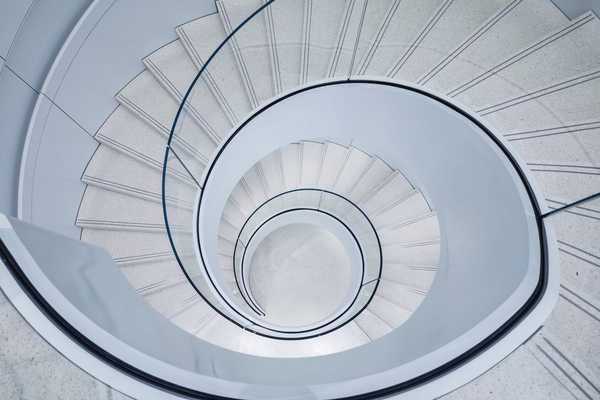 Echa un vistazo a la escalera de caracol de vidrio en la renovada tienda Shibuya de Apple en Japón