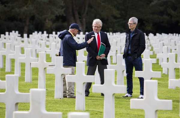 Cook visita il cimitero di guerra della Normandia, la startup francese My Little Paris e altro