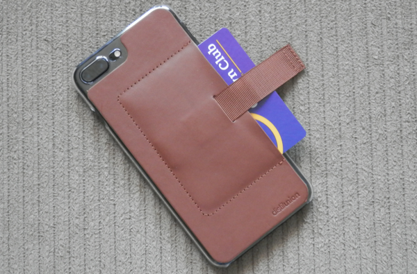 Das Brieftaschenetui Wally Ether von Distil Union bietet eine günstige Aufbewahrungsmöglichkeit für Kreditkarten