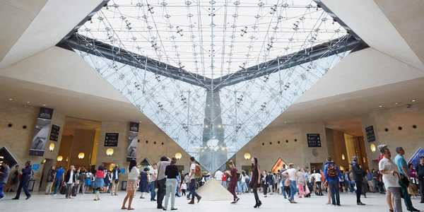 Der Apple Store, der sich unter der Pyramide des berühmten Louvre-Museums befindet, ist ein Fensterladen