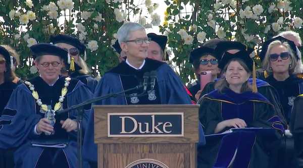 Vídeo Tim Cook retorna ao seu Alma Mater Duke para o discurso de início de 2018
