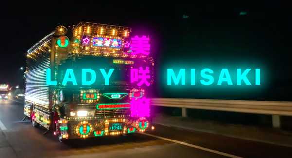 Mira esta foto en un anuncio de iPhone con camiones lujosamente decorados que están de moda en Japón