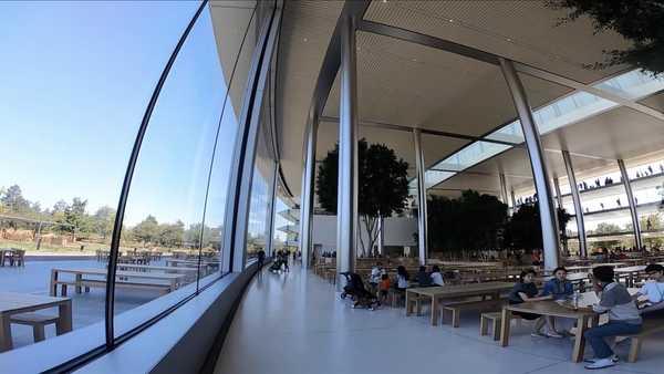 Une visite vidéo d'Apple Park se déroule à l'intérieur, au-delà du Steve Jobs Theatre et de l'Apple Store