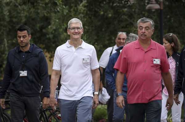 Apples administrerende direktør Tim Cook og servicesjef Eddy Cue for å delta på mediekonferansen Sun Valley