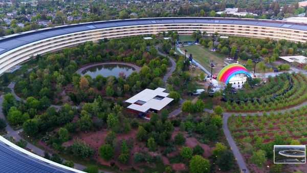 Apple hat in der Mitte des Apple Park Rings eine riesige regenbogenfarbene Bühne errichtet
