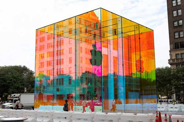 O cubo gigante da Apple na Quinta Avenida é uma visão iridescente de se ver