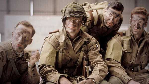 Apples nye interne studio vil utvikle 'Band of Brothers' oppfølging 'Masters of the Air' for Apple TV +