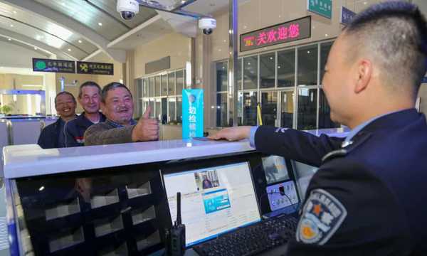 Berichten zufolge setzen chinesische Grenzschutzbeamte eine Überwachungs-App auf die Telefone von Touristen