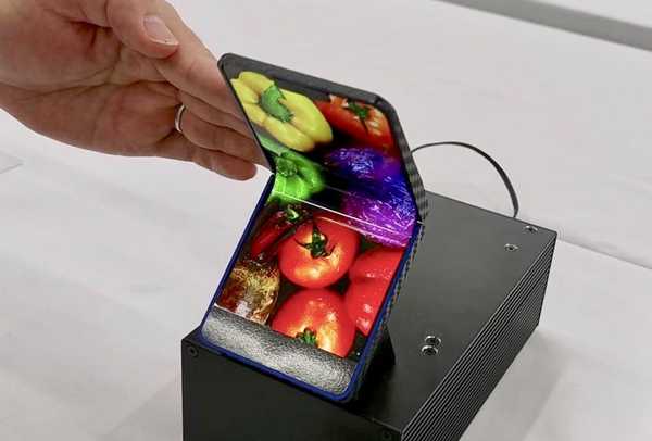 Sharp's prototype telefoon vouwt verticaal om te veranderen in een clamshell-apparaat vergelijkbaar met Motorola's Razr