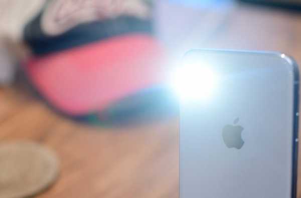 Met SmartLight kunt u de zaklamp van de iPhone schakelen met hardwareknoppen