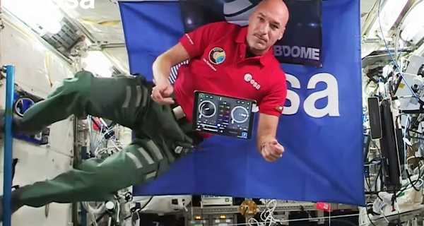 Video astronot ISS melakukan set DJ pertama dari luar angkasa dengan DJ Algoriddim untuk iPad