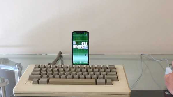 Vídeo conectando o teclado e o mouse originais do Macintosh a um iPhone