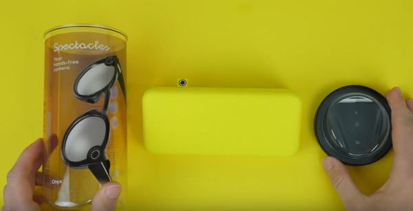 Vidéo déballant les nouveaux lunettes étanches de Snapchat
