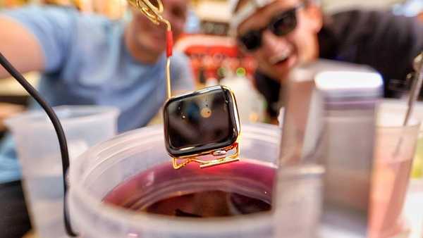YouTuber immerge un Apple Watch Series 4 in oro 24 carati per divertimento