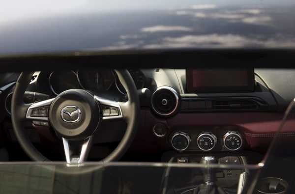 2020 Mazda MX-5 Miata presenta Apple CarPlay
