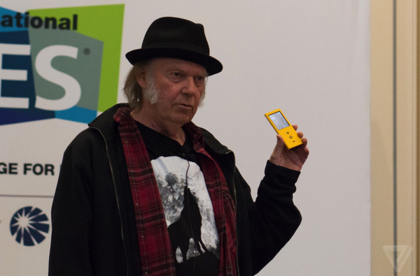 Il musicista Neil Young definisce la qualità audio Fisher-Price del MacBook Pro