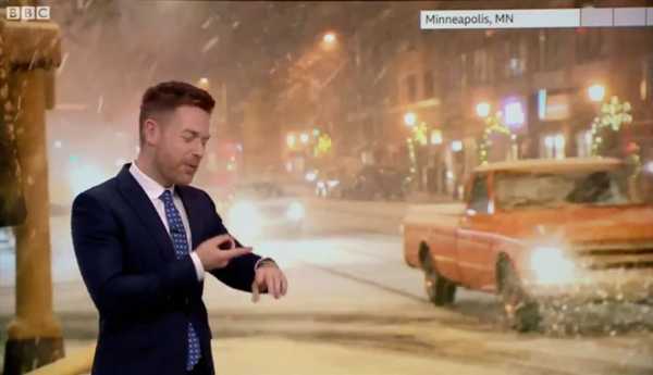 Video Siri spreekt de voorspelling van een meteoroloog tijdens live-uitzending tegen